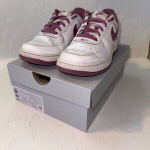 Nike Force 1 Unisex 1Y Lace Up Sneakers, White Light Bordeaux-White DH9601‎
